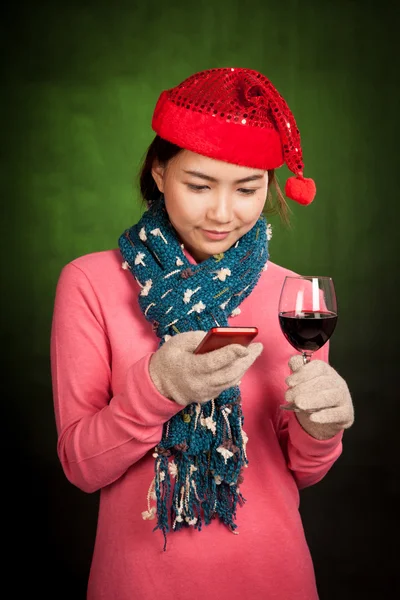 Azjatyckie dziewczyny z Boże Narodzenie kapelusz, wina i telefon komórkowy — Zdjęcie stockowe