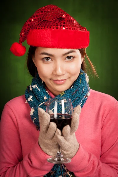 Asijská dívka s červenými vánoční čepice s sklenka vína — Stock fotografie
