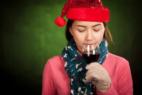 Asian girl with red christmas hat drink red wine — Stock Photo, Image