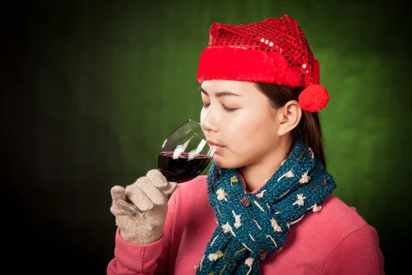 Asian girl with red christmas hat drink red wine — Stock Photo, Image