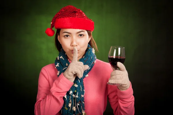 Asyalı kız Noel şapka ve şarap ile işaret sessiz — Stok fotoğraf