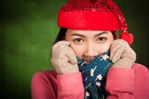 Asian girl with red christmas hat feel cold — Stock Photo, Image