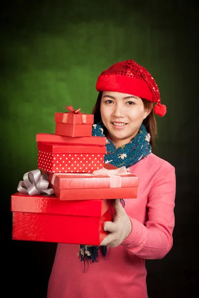 Asiatisches Mädchen mit rotem Weihnachtsmütze und Geschenkschachteln — Stockfoto