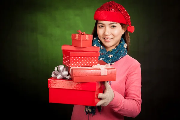 Asian girl with red christmas hat and gift boxes — Stock Photo, Image