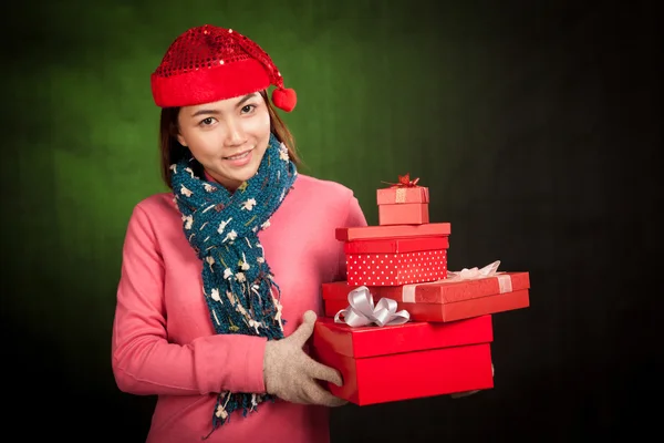 Menina asiática com chapéu de Natal vermelho e caixas de presente — Fotografia de Stock