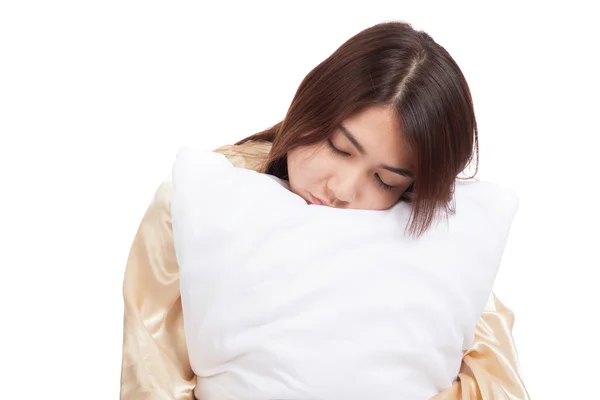 Menina asiática acordar sonolento e sonolento com travesseiro — Fotografia de Stock