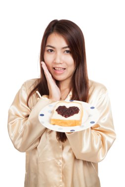 Asyalı kadın pijama ekmek ve kalp şekli berry reçel