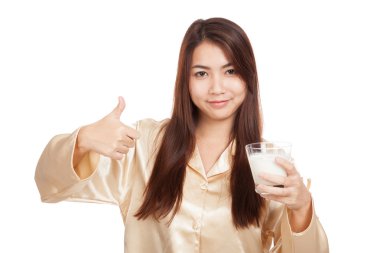 Mutlu Asyalı kadın pijama sırıtmak başparmak ile süt