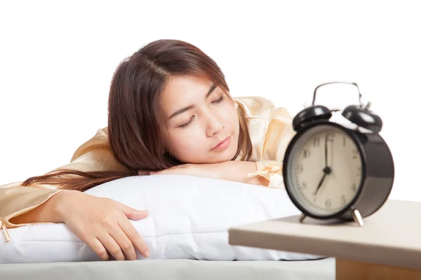 Durmiendo chica asiática con despertador —  Fotos de Stock