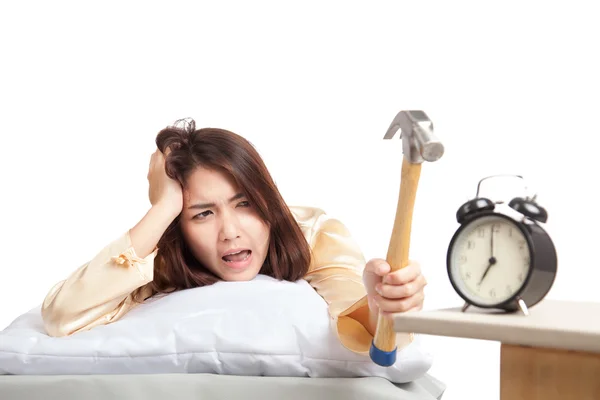 Sleepy Asian girl wake up hit alarm clock with hammer — Stock Photo, Image