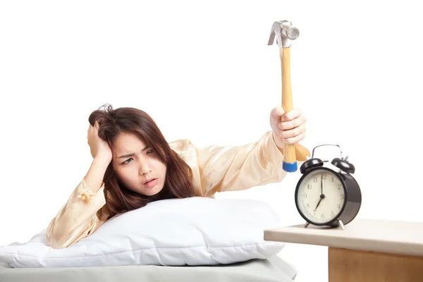 Sleepy Asian girl wake up hit alarm clock with hammer — Stock Photo, Image