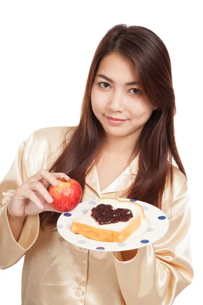 Asiatin mit Apfel, Brot und herzförmiger Beerenmarmelade — Stockfoto