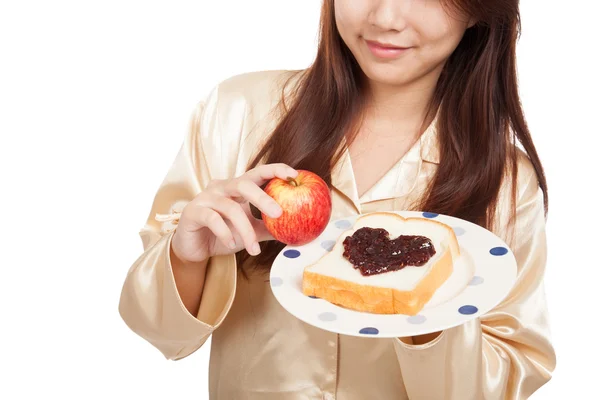 Wanita Asia dengan apel, roti dan hati bentuk selai berry — Stok Foto