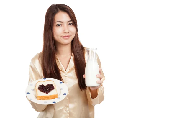 Mulher asiática com garrafa de leite, pão e doce de baga em forma de coração — Fotografia de Stock