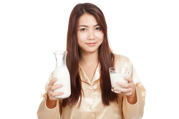 Gelukkig Aziatische vrouw drinken melk in ochtend — Stockfoto