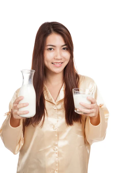 Happy asiatisk kvinna dricka mjölk i morgon — Stockfoto