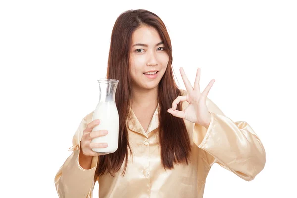 Glücklich asiatische Frau zeigen ok trinken Milch in Morgen — Stockfoto