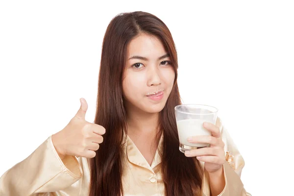 Asijská žena pít mléko olizoval rty odhalit palce — Stock fotografie