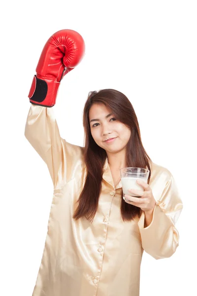 Zdravé asijské žena s Boxerské rukavice a sklenice mléka — Stock fotografie