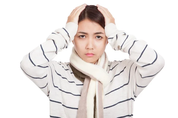 Menina asiática bonita com cachecol tem dor de cabeça — Fotografia de Stock