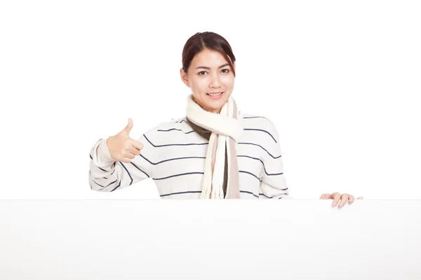 Linda menina asiática polegares para cima com cachecol e sinal em branco — Fotografia de Stock