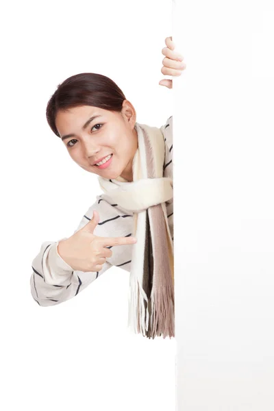 Asiática chica con bufanda mirando por detrás de blanco signo y punto —  Fotos de Stock