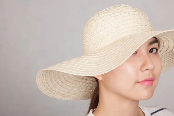 태양 모자와 아름 다운 아시아 여자 — 스톡 사진