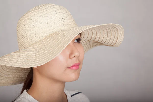 Menina asiática bonita com chapéu de sol — Fotografia de Stock