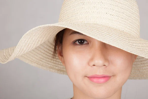 Beautiful Asian girl with sun hat — Stock Photo, Image