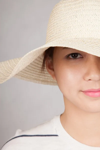 Güneş şapkalı güzel Asyalı kız — Stok fotoğraf
