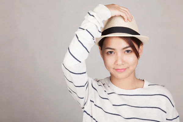 Menina asiática bonita com um chapéu — Fotografia de Stock