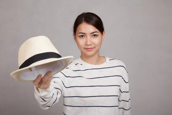 美丽的亚洲女孩扔帽子和微笑 — 图库照片