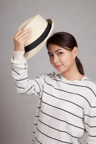 Hermosa chica asiática quitarse un sombrero —  Fotos de Stock