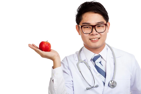 Aziatische mannelijke arts glimlach met rode appel op palm hand — Stockfoto