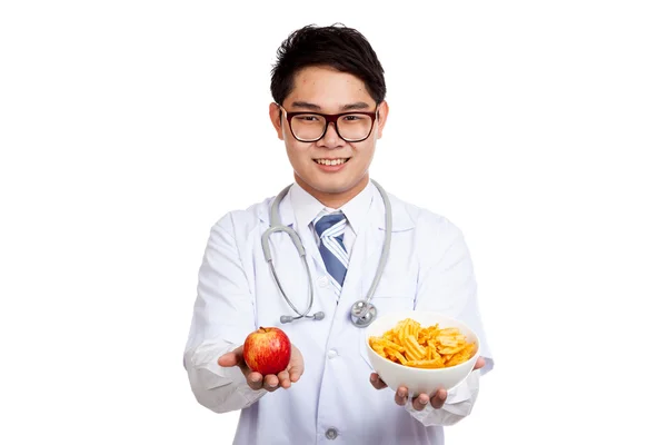 Asiático médico masculino sorriso com maçã vermelha e batatas fritas — Fotografia de Stock