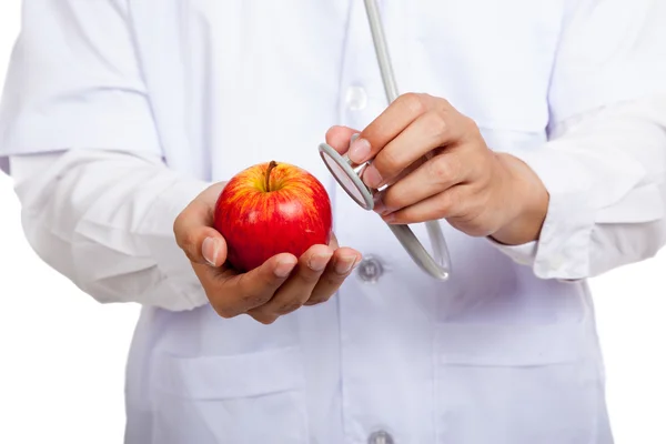 Asiatique mâle médecin avec stéthoscope et pomme — Photo