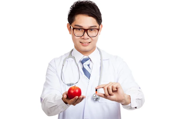 Asiatico medico maschio con mela e capsula — Foto Stock