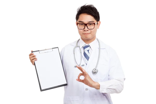 Asiatische Männlich Arzt zeigen ok Zeichen mit Klemmbrett — Stockfoto