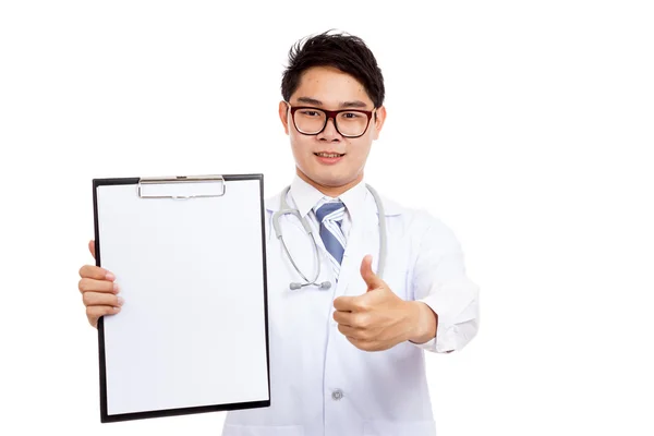 Asiatique mâle médecin pouces vers le haut avec presse-papiers — Photo