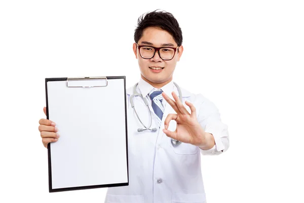 Asiático macho médico espectáculo OK con portapapeles — Foto de Stock
