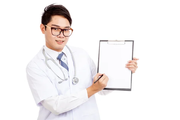 Азиатский врач-мужчина пишет на пустой бумаге на планшете — стоковое фото
