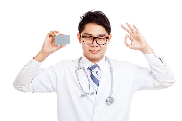Азиатский врач-мужчина показывает карточку и знак ОК — стоковое фото