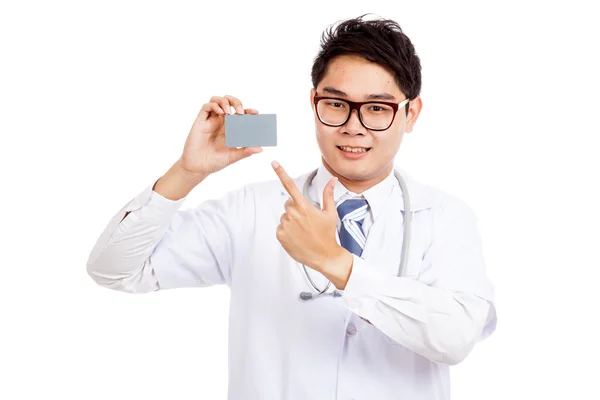 Asiatique mâle médecin point à une carte — Photo