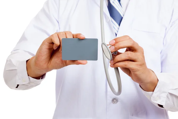 Asyalı erkek doktor göstermek bir kartı ve stetoskop — Stok fotoğraf