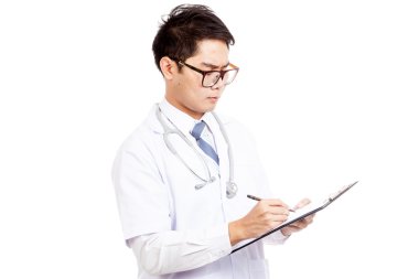 Asyalı erkek doktor panoya yazmak