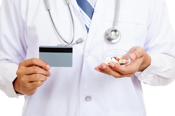 Asiatiska manliga läkare Visa ett kort med piller — Stockfoto