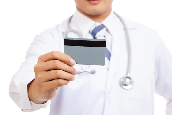 Asiático macho médico mostrar un tarjeta — Foto de Stock