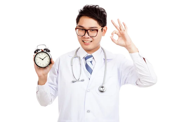 Asiatique mâle médecin montrer OK avec une horloge — Photo