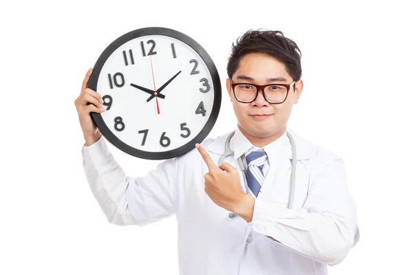 Asiatiska manliga läkare pekar till en klocka — Stockfoto