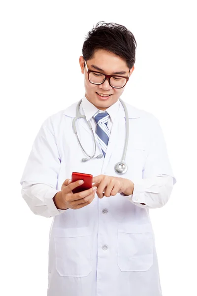 Aziatische mannelijke arts touchscreen mobiele telefoon — Stockfoto